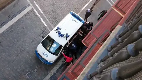 Radicales abertzales destrozan un furgón de la Policía Municipal de Pamplona