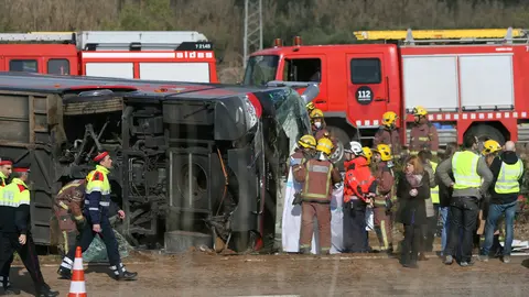 gra008. freginals (tarragona), 20/03/2016.- un total de 14 personas han fallecido esta mañana al chocar un autocar contra un vehículo en la autopista ap-7, a la altura de freginals (tarragona). el autocar pertenece a una empresa de mollet del vallès (barcelona), transportaba estudiantes de erasmus de diversas nacionalidades que volvían de la noche del fuego, en las fallas de valencia, y ha chocado por causas que todavía se desconocen, por lo que la autopista ap-7 está cortada y el tráfico se desvía por la n-340. según las primeras informaciones, el autobús, que iba en sentido barcelona, ha perdido el control, ha atravesado la mediana y ha volcado en sentido sur, colisionando con otro vehículo. efe/jaume sellart