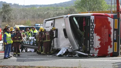 GRA007. FREGINALS (TARRAGONA), 20/02/2016.- Un total de 14 personas han fallecido esta mañana al chocar un autocar contra un vehículo en la autopista AP-7, a la altura de Freginals (Tarragona). El autocar pertenece a una empresa de Mollet del Vallès (Barcelona), transportaba estudiantes de Erasmus de diversas nacionalidades que volvían de la noche del fuego, en las Fallas de Valencia, y ha chocado por causas que todavía se desconocen, por lo que la autopista AP-7 está cortada y el tráfico se desvía por la N-340. Según las primeras informaciones, el autobús, que iba en sentido Barcelona, ha perdido el control, ha atravesado la mediana y ha volcado en sentido sur, colisionando con otro vehículo. EFE/Jaume Sellart