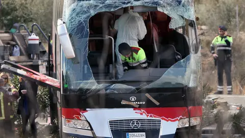 GRA170. FREGINALS (TARRAGONA), 20/03/2016.- Agentes de los Mossos d&#39;Esquadra en el interior del autocar perteneciente a la empresa de Mollet del Vallès (Barcelona), que esta mañana ha chocado contra un vehículo en la autopista AP-7, a la altura de Freginals (Tarragona). Trece chicas de varias nacionalidades, en su mayoría estudiantes de Erasmus vinculadas a la Universidad de Barcelona, han fallecido en el accidente, otras 28 personas se encuentran heridas, 9 de ellas graves -de una de ellas se teme por su vida- y 21 personas han salido ilesas. EFE/Jaume Sellart