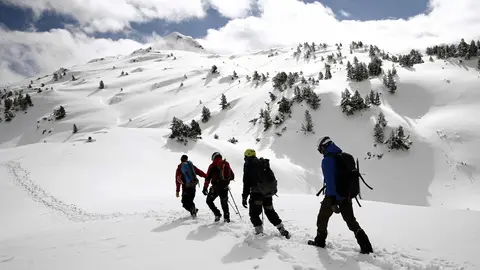 GRA225. BELAGOA (NAVARRA), 20/03/2016.- Un grupo de montañeros se adentra en el Pirineo Navarro hacia el pico Arlás (2043 m), en el primer día de la primavera que deja hoy en el norte de Navarra precipitaciones debiles con temperaturas que oscilan entre 1 y 11 grados. La primavera que ha comenzado esta mañana, a las 5:30 horas, se presenta en la comunidad foral &#34;más cálida de lo normal&#34; en cuanto a temperaturas y &#34;normal&#34; en cuanto a precipitaciones. EFE/Jesús Diges
