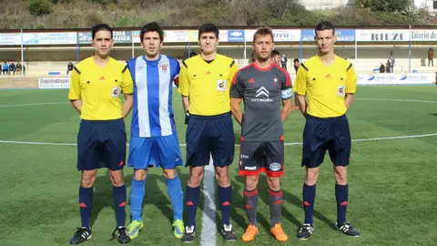 Trio arbitral y capitanes del Izarra - Celta B en Estella. Foto Facebook Izarra