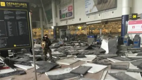 Interior del aeropuerto de Bruselas tras la explosión @intlspectator