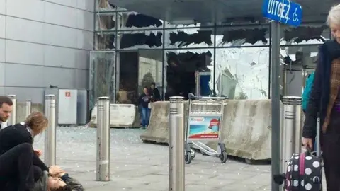 Aeropuerto de Bruselas tras las explosiones que han sembrado el pánico. Twitter.
