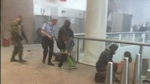 Interior del aeropuerto de Bruselas tras las explosiones. Twitter.