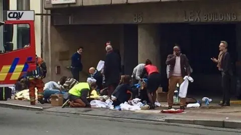 Exterior del metro de Bruselas tras las explosiones. Twitter.