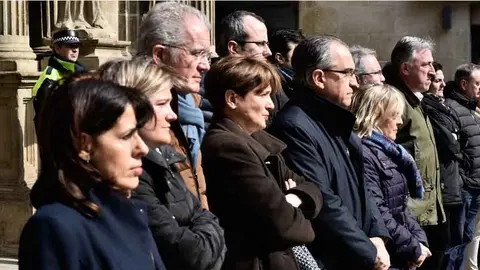 Concentración en el Ayuntamiento de Pamplonapor las víctimas de Bruselas. LASAOSA (3)
