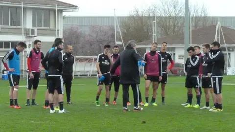 Martín alecciona a sus jugadores en Tajonar.