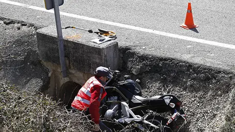 GRA119 ARDANAZ DE EGÜÉS (NAVARRA), 24/03/2016.- Un hombre de 26 años ha muerto este mediodía en la localidad de Ardanaz de Egüés (Navarra) tras chocar la motocicleta en la que viajaba contra un ciclista, de 62 años, quien ha resultado herido con policontusiones de pronóstico reservado. El suceso ha tenido lugar en el kilómetro 18 de la carretera NA-2310, a la altura del cruce con la carretera de acceso a Ardanaz. EFE/Jesús Diges