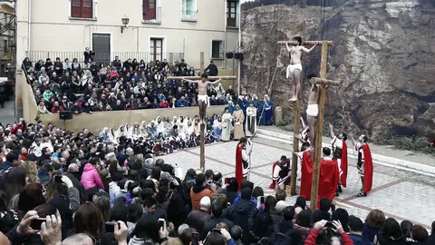 GRA153 ANDOSILLA (NAVARRA), 25/03/2016.- La localidad navarra de Andosilla ha sido un año más el escenario de la representación de la "Pasión Viviente", una cita que atrae a numerosos visitantes para asistir a la escenificación de las últimas horas de la vida de Jesucristo, de la que se encargan más de un centenar de vecinos del pueblo. EFE/Jesús Diges