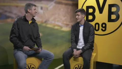 Mikel Merino entrevistado en Alemania.