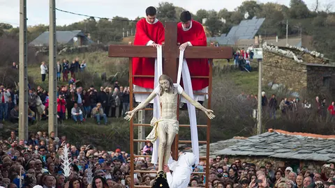 GRA228. BERCIANOS DE ALISTE (ZAMORA), 25/03/2016.- Un momento de la procesión del Santo Entierro de Bercianos de Aliste, hoy Viernes Santo en Zamora, en la que los cofrades visten con la túnica y el caperuz blancos con los que a su muerte piden ser enterrados. EFE/Mariam A. Montesinos