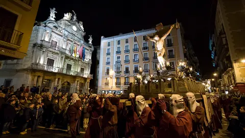 Procesión de Viernes Santo por las calles de Pamplona. PABLO LASAOSA (37)