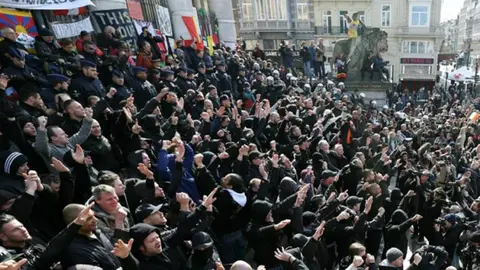 Cerca de 500 radicales de extrema derecha han interrumpido una concentración pacífica de cientos de belgas que acudieron a la Bolsa de Bruselas. EFE