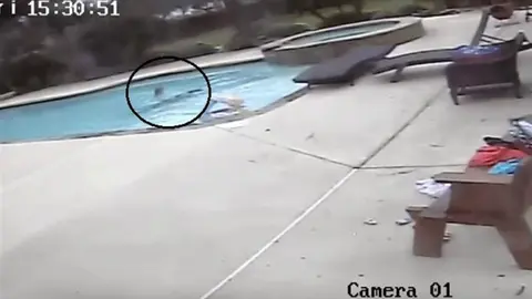 Una niña de 5 años salva a su madre de ahogarse en una piscina.