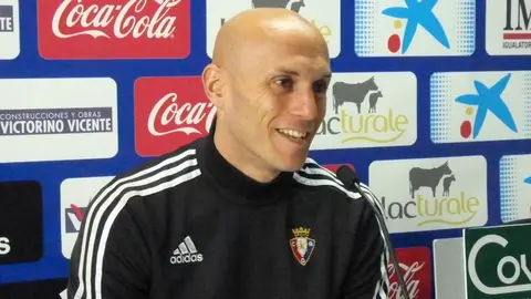 Nauzet Pérez en la sala de prensa de Tajonar.