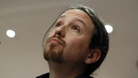 GRA166. MADRID, 30/03/2016.- El líder de Podemos, Pablo Iglesias, durante la rueda de prensa que ha ofrecido hoy tras la reunión con el líder del PSOE, Pedro Sánchez, en la que ha dicho que está dispuesto a reunirse con el líder de Ciudadanos, Albert Rivera, para pedirle su apoyo, "activo o pasivo" -con voto positivo o abstención-, para un gobierno de cambio que "desaloje" al PP del poder. EFE/Juan Carlos Hidalgo