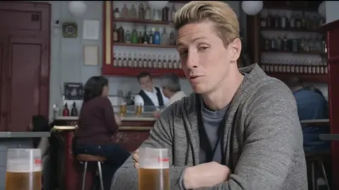 El futbolista Fernando Torres en el nuevo anuncio de Mahou.