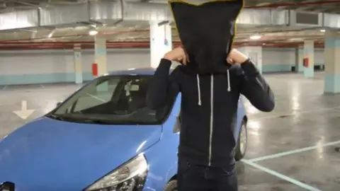 El ilusionista Odei realizando el truco de magia de la conducción a ciegas.