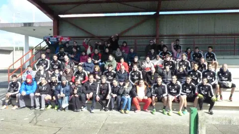 Los jugadores de Osasuna posan con trabajadores de Tasubinsa.