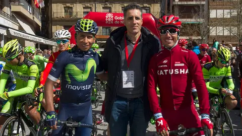 El pentacampeón del tour de Francia, miguel induráin (c), junto con el corredor colombiano del equipo movistar, nairo quintana (i) y con el del equipo ruso team katusha, joaquim purito rodríguez (d), momentos antes de dar comienzo la decimoctava edición del gran premio miguel induráin, una carrera que en esta ocasión cuenta con un recorrido de 191 kilómetros y con la participación de 17 equipos y 136 ciclistas, entre los que también se encuentran el ciclista vasco mikel landa (sky). efe/villar lópez