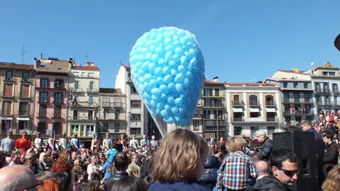 Acto principal del Día del Autismo en Pamplona con globos y gigantes. S (1)