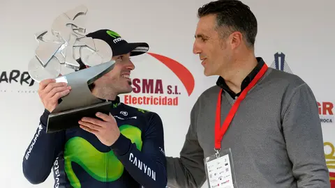 GRA317. ESTELLA (NAVARRA), 02/04/2016.- El ciclista guipuzcoano Jon Izaguirre (i), del Movistar Team, recibe el premio como vencedor de la decimoctava edición del "Gran Premio Miguel Induráin" de manos del pentacampeón del Tour de Francia, al imponerse hoy a su compañero de fuga,el colombiano Sergio Henao (Team Sky), en la meta situada en el alto del Puy de la localidad navarra de Estella. EFE/Villar López