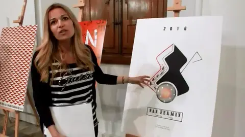 Maite Canto, miembro del jurado, explica la elección de los ocho carteles de San Fermín finalistas. S.REDÍN
