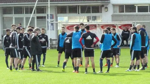 Martín Monreal prepara el partidillo ante sus jugadores en Tajonar.