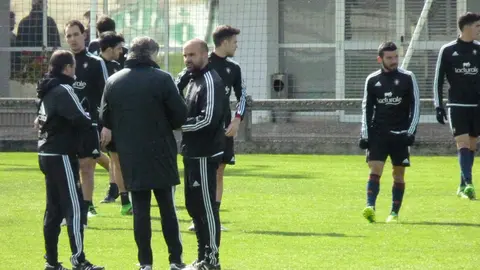 Martín con sus jugadores en Tajonar.