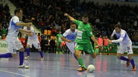 Carlitos (Magna Gurpea) en acción ante el Antequera. Lnfs.