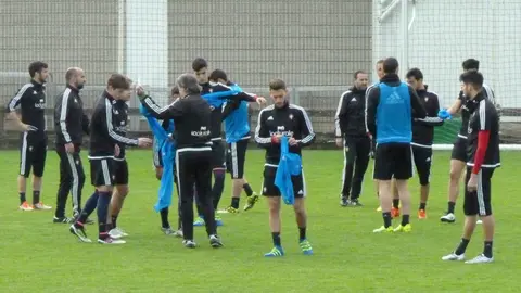 Martín reparte los petos azules entre sus jugadores.