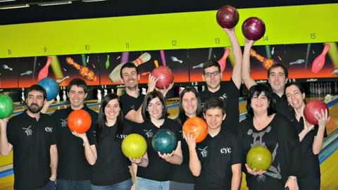 PARICIPANTES EN BOWLING DE LA EMPRESA CYC en el Desafío Empresas.