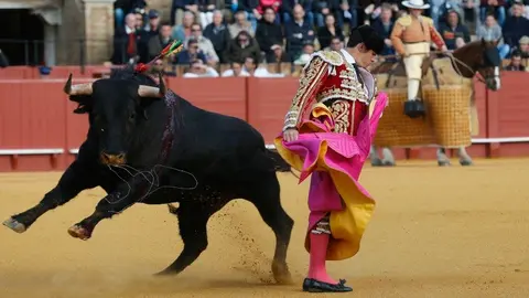 El matador de toros Daniel Luque durante un quite al primero de David Mora. EFE. JOSÉ MANUEL VIDAL