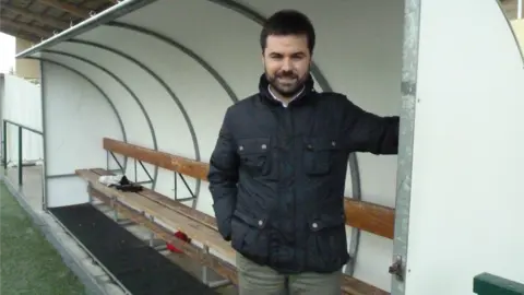 Iñigo Ardanaz junto al banquillo en el estadio Oberena.