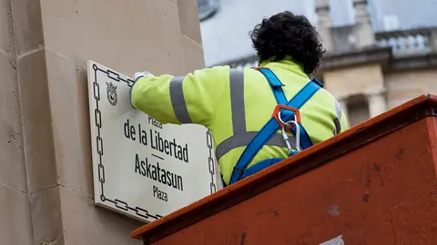 El Ayuntamiento de Pamplona sustituye la placa de la plaza de Conde de Rodezno por la de _Plaza de la Libertad_, con la participación de asociaciones de familiares de fusil (14)