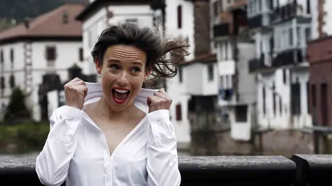 GRA371. ELIZONDO, 14/04/2016.- La actriz Marta Etura que representa a la inspectora y protagonista Amaia Salazar en la película "El guardián invisible", posa para los fotógrafos durante la presentación hoy de la película que se está rodando durante estos días en el Valle del Baztan, concretamente en Elizondo. EFE/Jesús Diges