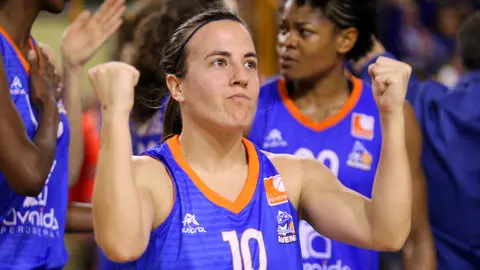 La navarra María Asurmendi celebra un triunfo con el Perfumerías Avenida salmantino. Feb.es