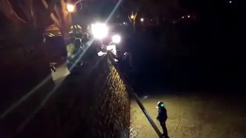 Así fue el rescate del joven que cayó 5 metros al foso de la Taconera