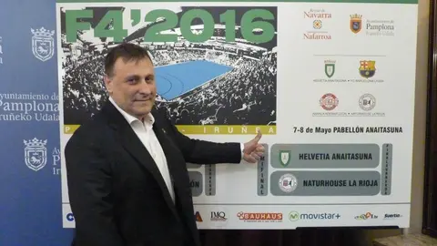 Javier Labairu señala su optimismo con el dedo.