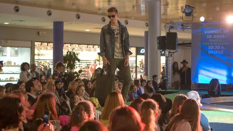 Desfile de moda en el centro comercial Itaroa.