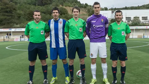 Trio arbitral y capitanes del Izarra - Valladolid B. Foto web Izarra.