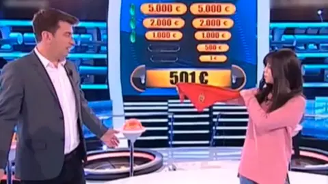 Arturo Valls en el programa Ahora Caigo recibe un pañuelo de san Fermín de una concursante navarra.