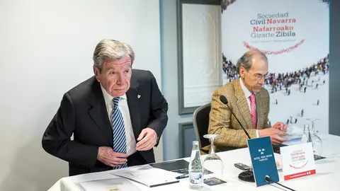 El ex-ministro socialista de Interior José Luis Corcuera durante la charla _España en el laberinto_, organizada por Sociedad Civil Navarra. PABLO LASAOSA 3