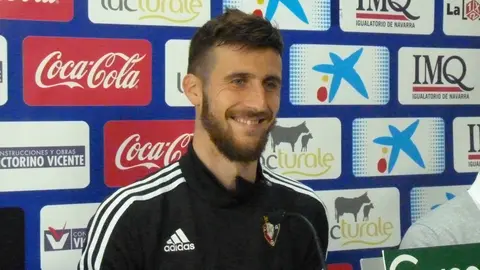 Oier Sanjurjo en la sala de prensa de Tajonar.