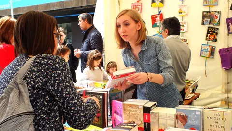 Pamplona celebra el Día del Libro y la Flor con la tradicional feria. S (14)