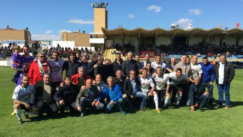 Homenaje del Tudelano al equipo que ascendió en 1991 a segunda B. Twitter.