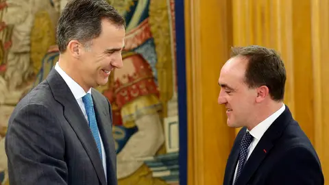 GRA191. MADRID, 25/04/2016.- El rey Felipe VI ha recibido hoy en el Palacio de la Zarzuela al recién reelegido presidente de UPN, Javier Esparza (d), en su tercera ronda de consultas con los representantes parlamentarios para conocer su opinión sobre el actual escenario político antes de decidir si se convocan nuevas elecciones. EFE/Angel Díaz ***POOL***