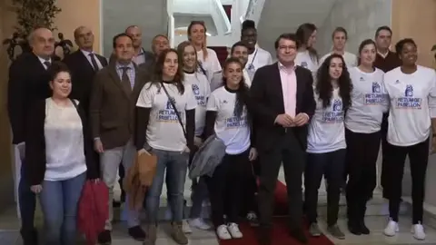 Recibimiento al equipo de baloncesto.