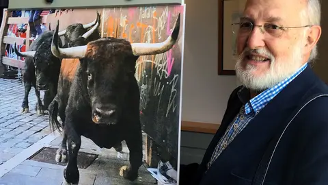 Pío Guerendiáin, junto al cartel que anunciará la Feria del Toro de 2016